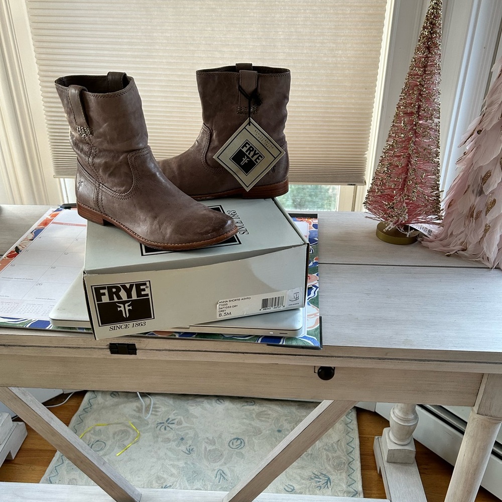 Frye Anna Short-Grey size 8.5M worn once like new in box.